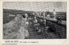 16177 Groepsportret van militairen in het Kamp van Zeist te Zeist, bezig met de aanleg van een loopgraaf als onderdeel ...
